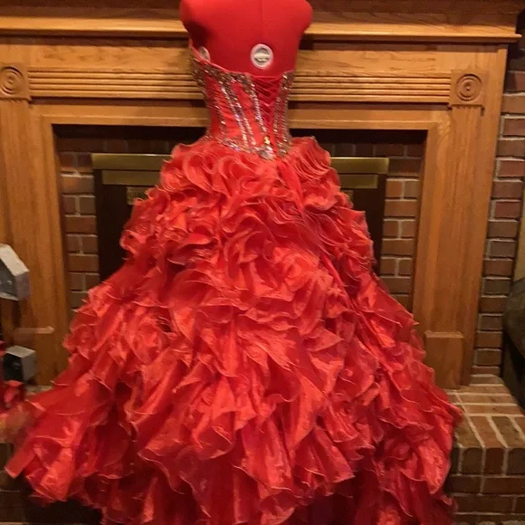 EUC sz M/L unmarked red ruffled corset ball gown - Picture 6 of 8